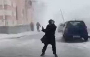 شاهد محاولة سكان مدينة روسية مقاومة سوء الأحوال الجوية