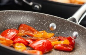 علماء يكشفون سر التصاق الطعام بأواني الطهي غير اللاصقة!
