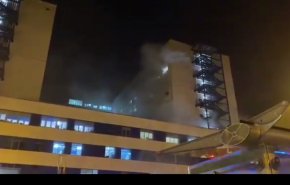 بالفيديو..مريض بكورونا يحرق مستشفى تلقى فيه العلاج