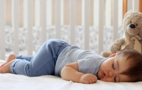 ما هي أفضل حالة لنوم الرضيع المصاب بالزكام؟