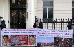 معتصمون أمام سفارة البحرين في لندن يطالبون برحيل نظام آل خليفة