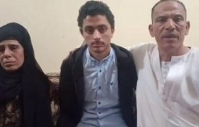 شاهد..شاب مصري يعود لأسرته بعد 21 عاماً من اختطافه! 
