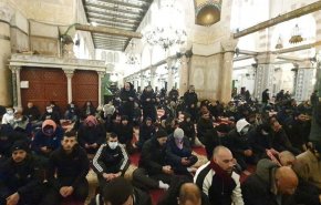 حشود من فلسطينيين يلبون نداء الفجر العظيم في المسجد الأقصى