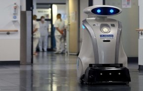 روبوت في مستشفيات يبتكر مهاما جديدة للتقرب من المرضى