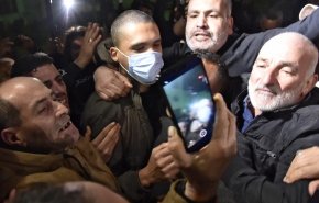 الجزائر تفرج عن عدد من المعارضين والناشطين.. من هو رشيد نكاز 