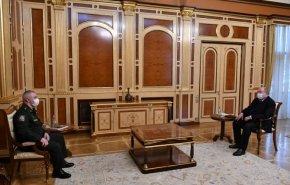 رئيس أرمينيا يبحث مع قائد قوات حفظ السلام الروسية عودة الأسرى الأرمن