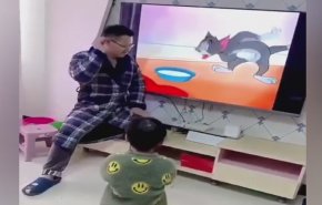 فيديو طريف لاب يسلي ابنه 