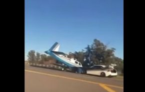 فيديو مرعب.. طائرة تصطدم بسيارة على طريق سريع 