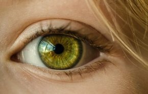 دراسة: العيون قد تحمل أدلة مبكرة على الإصابة بالزهايمر وباركنسون