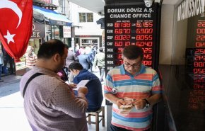 تراجع الليرة التركية لليوم الخامس على التوالي والتضخم في خانة العشرات + فيديو