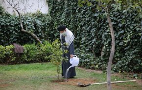 قائد الثورة الاسلامية يغرس شتلتين في يوم الشجرة