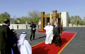 بالصور...البابا فرنسيس يصل قصر بغداد ويلتقى الرئيس العراقي