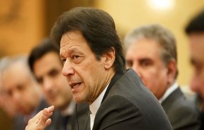 رئيس وزراء باكستان يفوز باقتراع على الثقة في البرلمان

