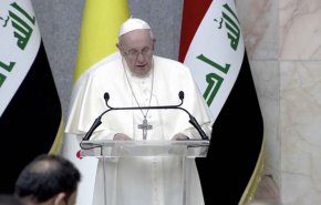 شاهد.. بابا الفاتيكان يقبل العلم العراقي