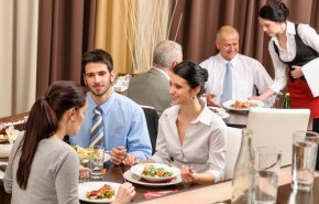 دراسة جديدة تحذر من تناول الطعام في المطاعم
