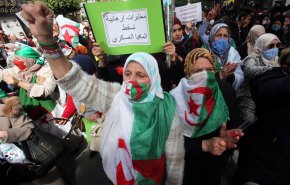في يوم المرأة.. مسيرة نسوية بالجزائر دعما للحراك + صور
