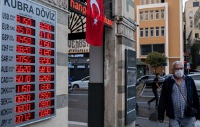 شاهد.. هبوط الليرة التركية على مدى أسبوعين يختبر إرادة البنك المركزي