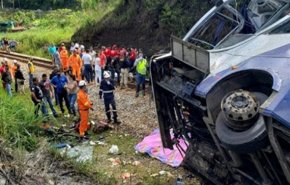 مصرع 27 شخصا إثر سقوط حافلة تقل تلاميذ في واد في إندونيسيا