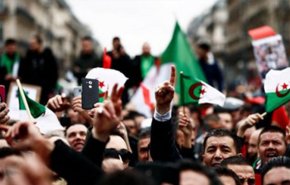 آلاف الجزائريين يتظاهرون مطالبين بـ