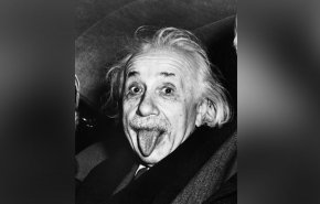 في عيد ميلاده.. قصة الصورة التي أخرج فيها آينشتاين لسانه