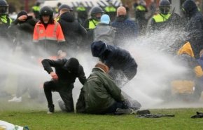 شاهد..الشرطة الهولندية تفرق المحتجين ضد الحكومة بخراطيم المياه 