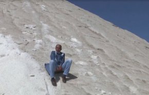 مصريون يتزلجون على تلال الملح للتعويض عن الثلوج
