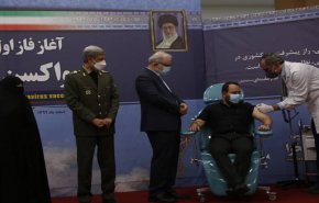 ابن الشهيد فخري زادة يتلقی لقاحاً ايرانياً ضد كورونا 