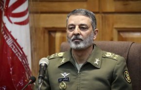 قائد الجيش الايراني يهنئ اللواء سلامي بمناسبة يوم الحرس الثوري