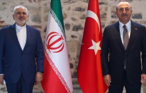 ظريف يبحث توطيد العلاقات بين ايران وتركيا مع اوغلو