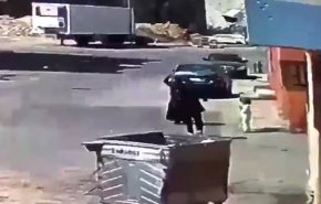 بالفيديو..لص يعترض امرأة ويعتدي عليها بطريقة مروعة في السعودية
