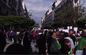 شاهد.. الحراك الشعبي الجزائري يطالب بتغيير جذري للسلطة