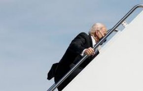 البيت الأبيض يكشف عن الحالة الصحية لبايدن بعد سقوطه على سلم طائرة الرئاسة