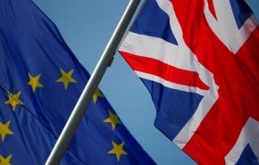 الاتحاد الأوروبي قد يرفض طلبات توريد لقاح 'أسترازينيكا' من أراضيه إلى بريطانيا  