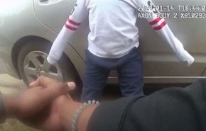 دستبند زدن کودک «پنج ساله» سیاه‌پوست در آمریکا مقابل چشم مادر
