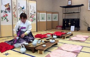 لماذا يجلس اليابانيون على الأرض لتناول الطعام؟
