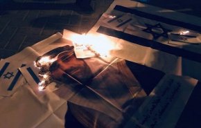 اعتراض بحرینی ها به برقراری روابط با اسرائیل/ تصاویر سفیر بحرین به آتش کشیده شد
