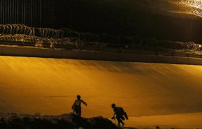بالفيديو.. مهربون يلقون طفلتين من أعلى جدار عند الحدود الأميركية المكسيكية