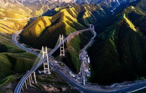 يمزج بين عظمة البناء وسحر الطبيعة الجبلية الخلابة..'جسر معلق فى الصين'