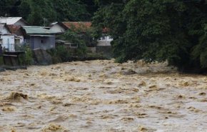 ارتفاع عدد ضحايا الفيضانات في إندونيسيا إلى 44 قتیلا