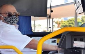 شاهد..امرأة شرسة “تعض” سائق حافلة طلب منها ارتداء الكمامة

