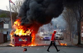 محتجون في ايرلندا الشمالية يضرمون النار في حافلة