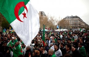 شاهد..تظاهرات في الجزائر تصر علی رحيل النظام السياسي