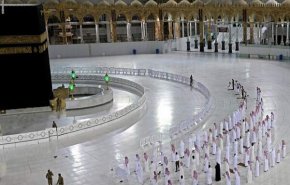 السعودية توقف تصاريح الصلاة في المسجد الحرام