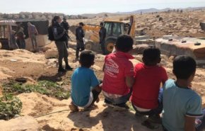 الاحتلال يهدم منشأة زراعية في بيت لحم ويطرد عائلة من أرضها بالخليل