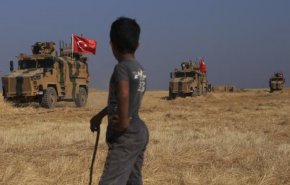 الاحتلال التركي يقيم سواتر وخنادق بين القرى لترسيخ وجوده بريف الرقة

