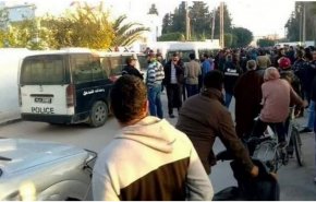 تونس.. محتجون يحرقون مركز شرطة بعد وفاة شابين