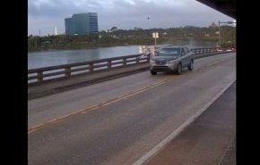 شاهد/ سائق يقفز بسيارته فوق جسر متحرك
