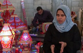 بالفيديو.. فلسطينية تصنع فوانيس رمضان وتضيء حياة عائلتها