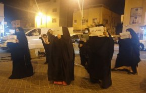 تحصن زنان خانواده های زندانیان بحرینی مقابل زندان ’جو‘