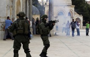اصابة مقدسيين ثوريين بالعشرات خلال مواجهات مع الاحتلال بالقدس